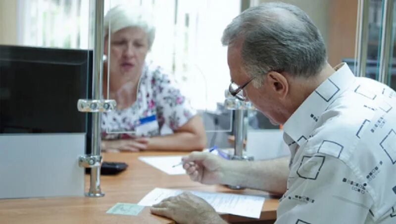 работающий пенсионер в россии. массовое увольнение пенсионеров. работающие пенсионеры 1 февраля. пенсионеры в россии. фото пенсионеров на выборах в москве 2021.