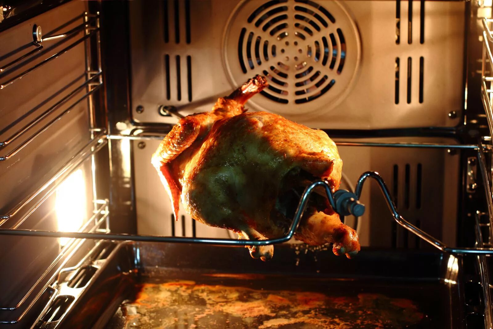 Курица на бутылке в духовке целиком. Курица целиком на бутылке. Курица на банке. Летающая курица в духовке. Курица на бутылке в духовке.