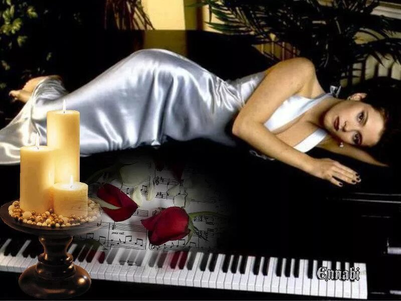 Вечер женщины видео. Девушка и пианино. Девушка на рояле лежит. Девушка на рояле. Девушка лежит на пианино.