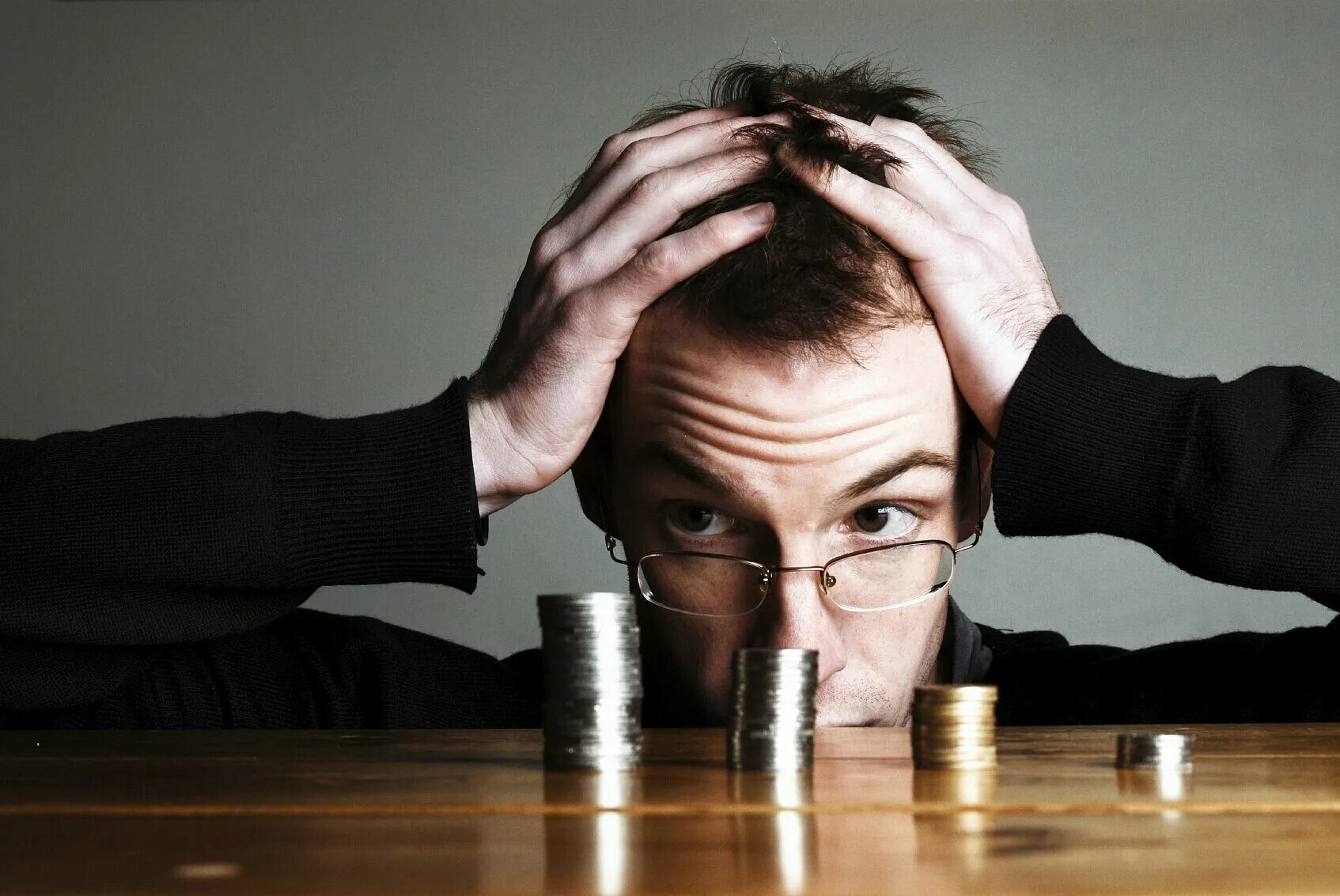 Финансовые трудности. Людям не хватает денег. Стресс долги. Финансовые проблемы. Людям не хватает денег.