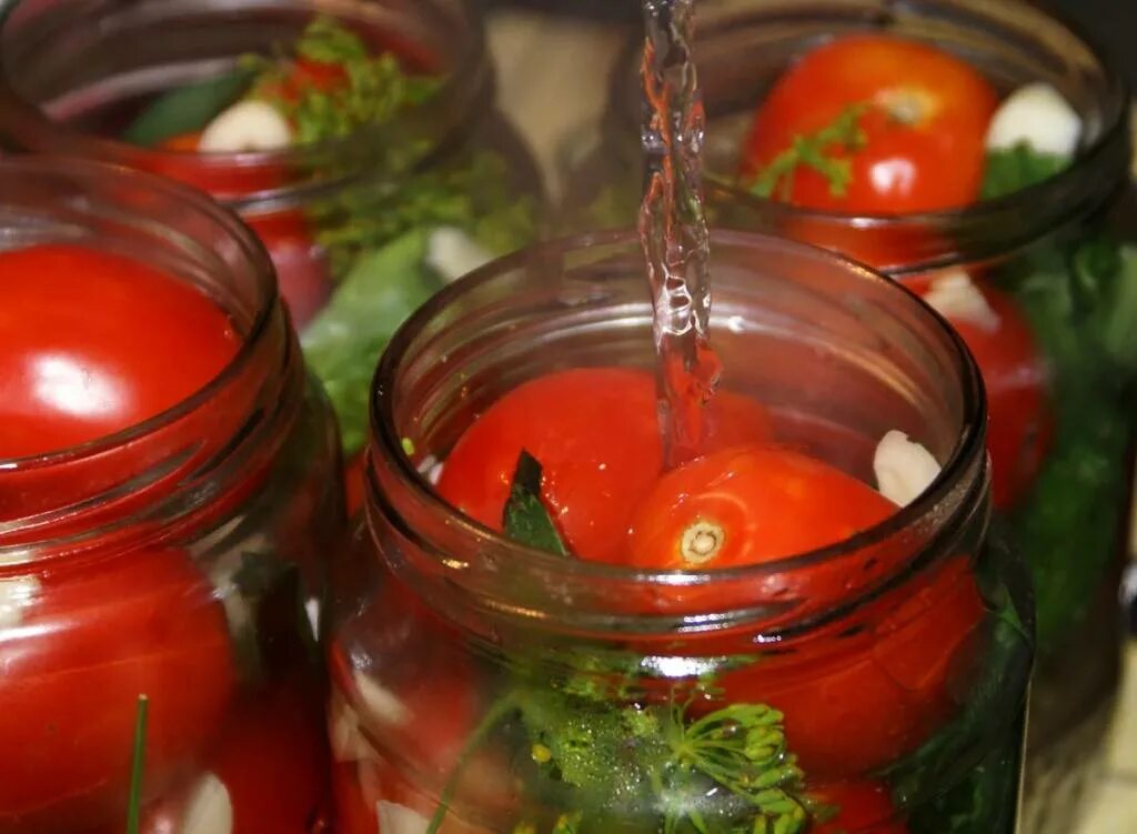 Помидоры на зиму быстро вкусно. Помидоры в банке. помидоры на зиму. заготовка помидор на зиму. соленья из помидор.