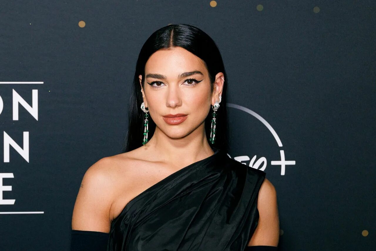 Dua Lipa. Дуа липа 2020. Dua Lipa Versace 2023. Dua Lipa 2023.