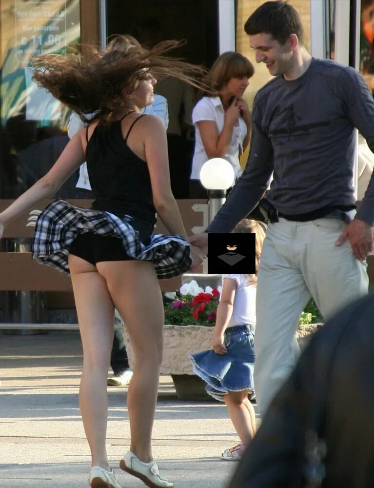 Заглянул под юбку в школе. Парень снимал под юбкой. Короткое платье задралось. Парень снимал под юбкой. Парень снимал под юбкой.