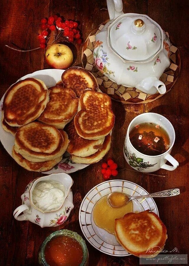 Чаепитие. Чай с пирогом. Вкусняшки к чаю. Сладости к чаю. Вечер с блинами картинки