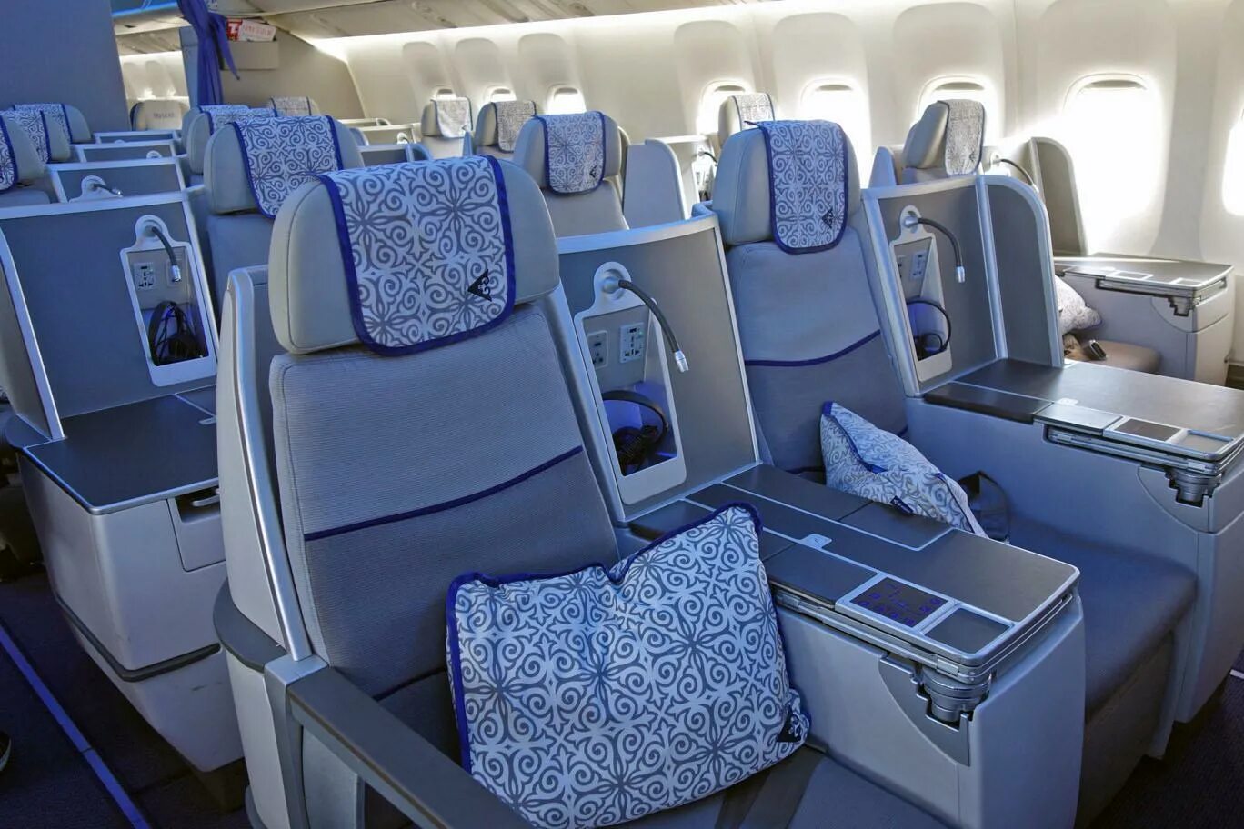 Аир класс. Air Astana 767 внутри. Air Astana Boeing 767 Business class. Эйр Астана а 320 бизнес класс. Air Astana 767 бизнес класс.