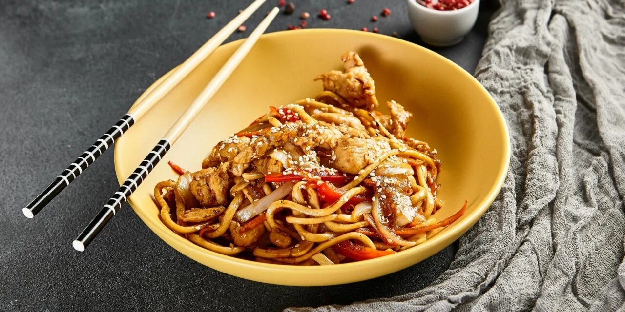Курица к лапше. Терияки чикен удон. Курица к лапше. Удон с курицей и овощами в соусе терияки. Удон даси.