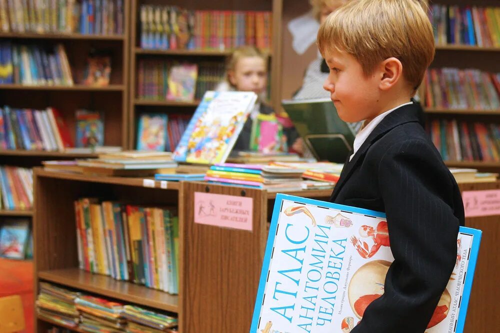 Ученик книга 8 читать. Дети в библиотеке. Библиотека для малышей. Читатели в библиотеке. Школьная библиотека. Детям.