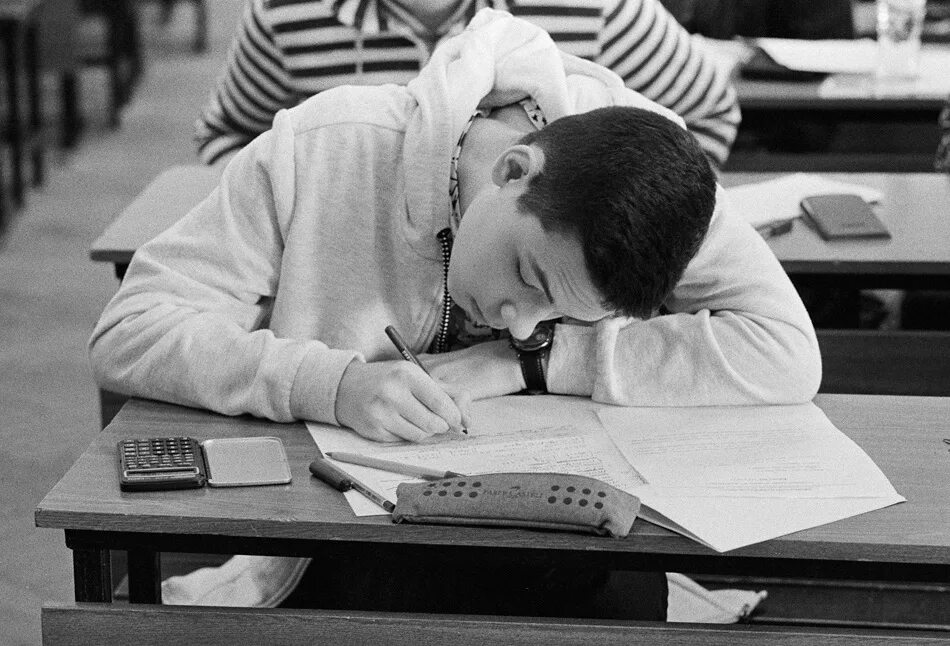 экзамен автора. экзамен фотографии. экзамен автора. школьники на егэ. централизованный экзамен.