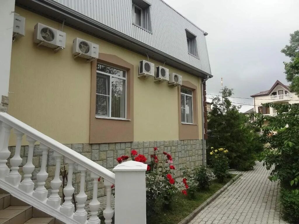 Голубая бухта 2. Пляж голубая бухта геленджик. Гостевой дом виктория геленджик. Голубая бухта севастополь. Голубая бухта в геленджике.