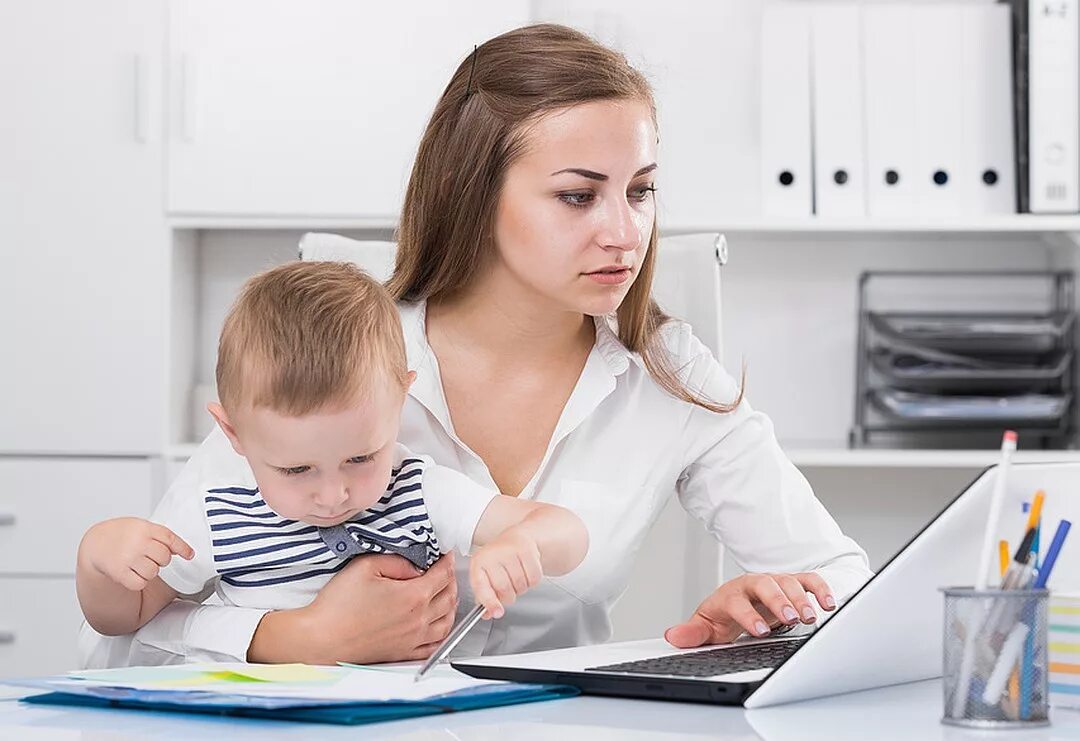 Мама с ребенком за компьютером. Можно оформить самозанятость в декрете. Чем можно заняться дома чтобы заработать в декрете. Мама с ребенком за ноутбуком. Мама в декрете.