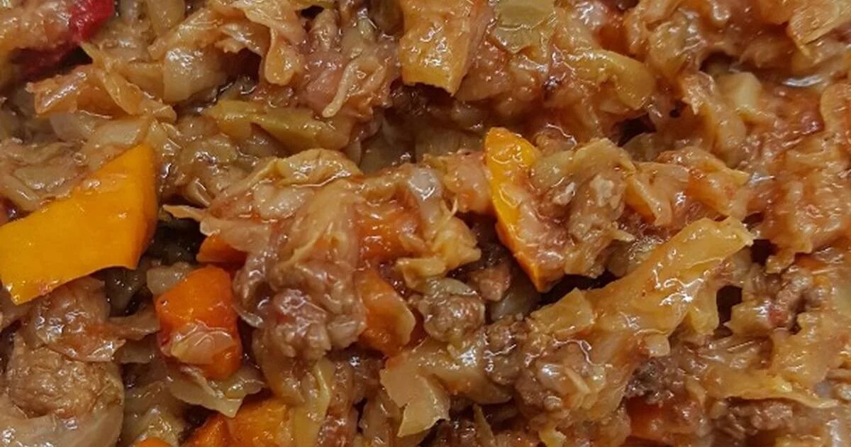 Тушеная капуста с мясом. Капуста тушёная на сковороде. Капуста с мясом на сковороде рецепт. Рис с капустой и мясом. Тушёная капуста с курицей на сковороде.