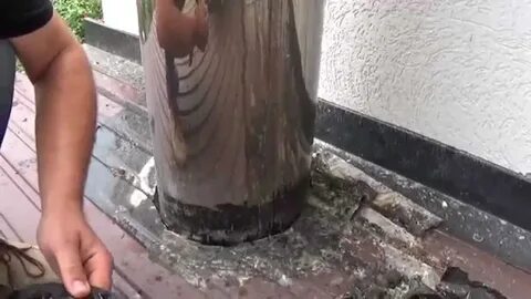 Течет около трубы