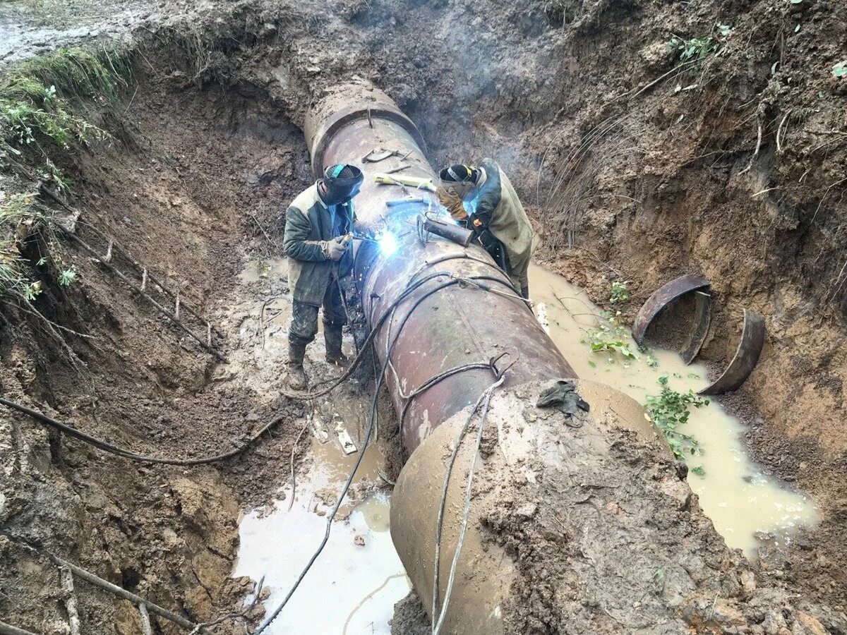 Аварии в системах водоснабжения. Прорвал водопровод. Порыв водопровода. Авария на сетях водоснабжения. Авария на сетях водоснабжения.
