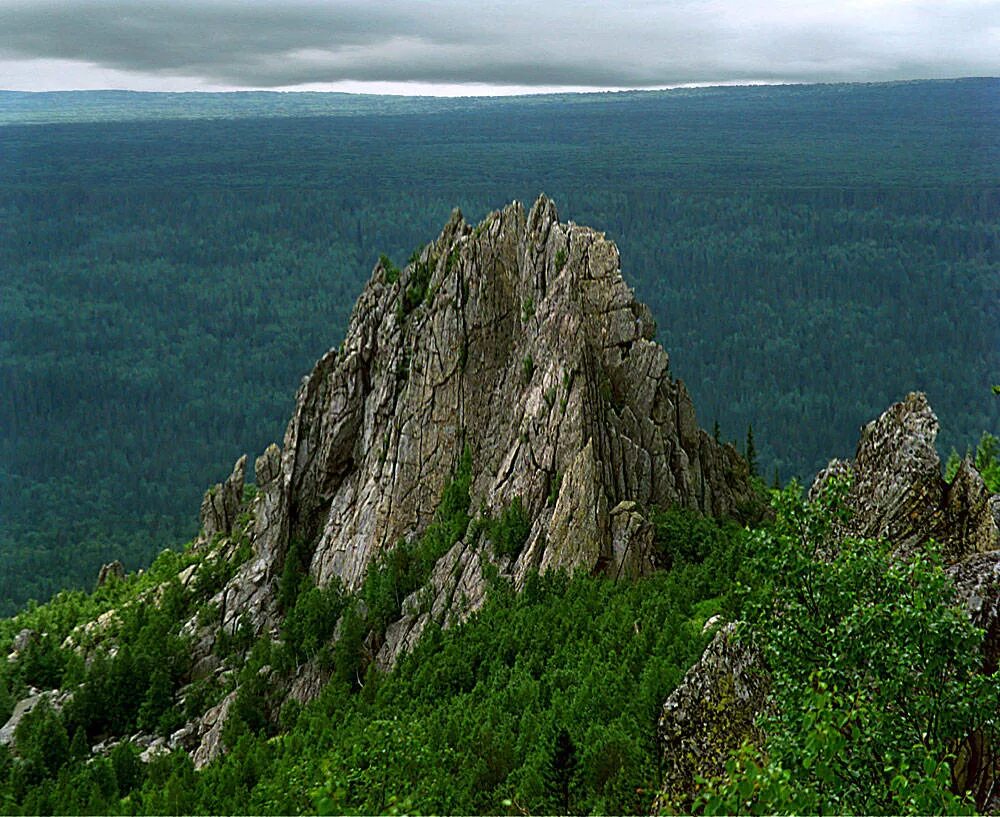 Легендарная гора. Таганай национальный парк. Парк Таганай Златоуст. Легенды Южного Урала Таганай. Легенда горы Таганай.