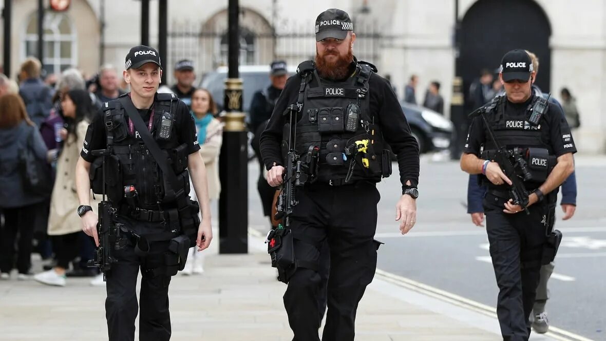 Форма британской полиции. Полиция Великобритании. Полицейский в Англии. Форма полиции Великобритании. За терактом стоит британия