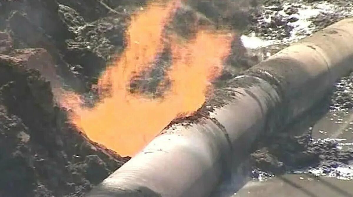 Разрушение газопровода. Взрыв магистрального газопровода в пермском крае. взрыв газопровода 1996 год долгодеревенское. взрыв нефтепровода в башкирии. разгерметизация газопровода.