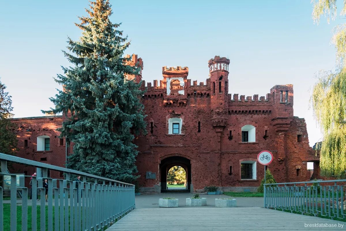 брест русский. холмские ворота брестская крепость. брест русский. брестская крепость мемориальный комплекс. крепость герой брест.