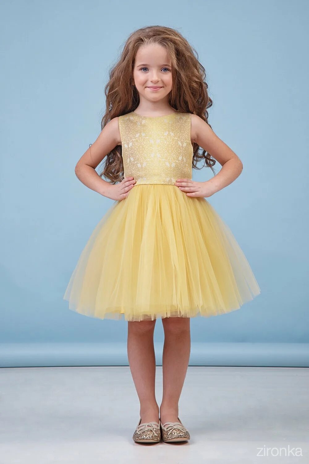 Дети gold. Желтое платье для девочки. Детские платья на выпускной. Золотое платье для девочки. Желтое нарядное платье для девочки.