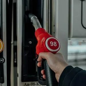 Сколько давать на заправке