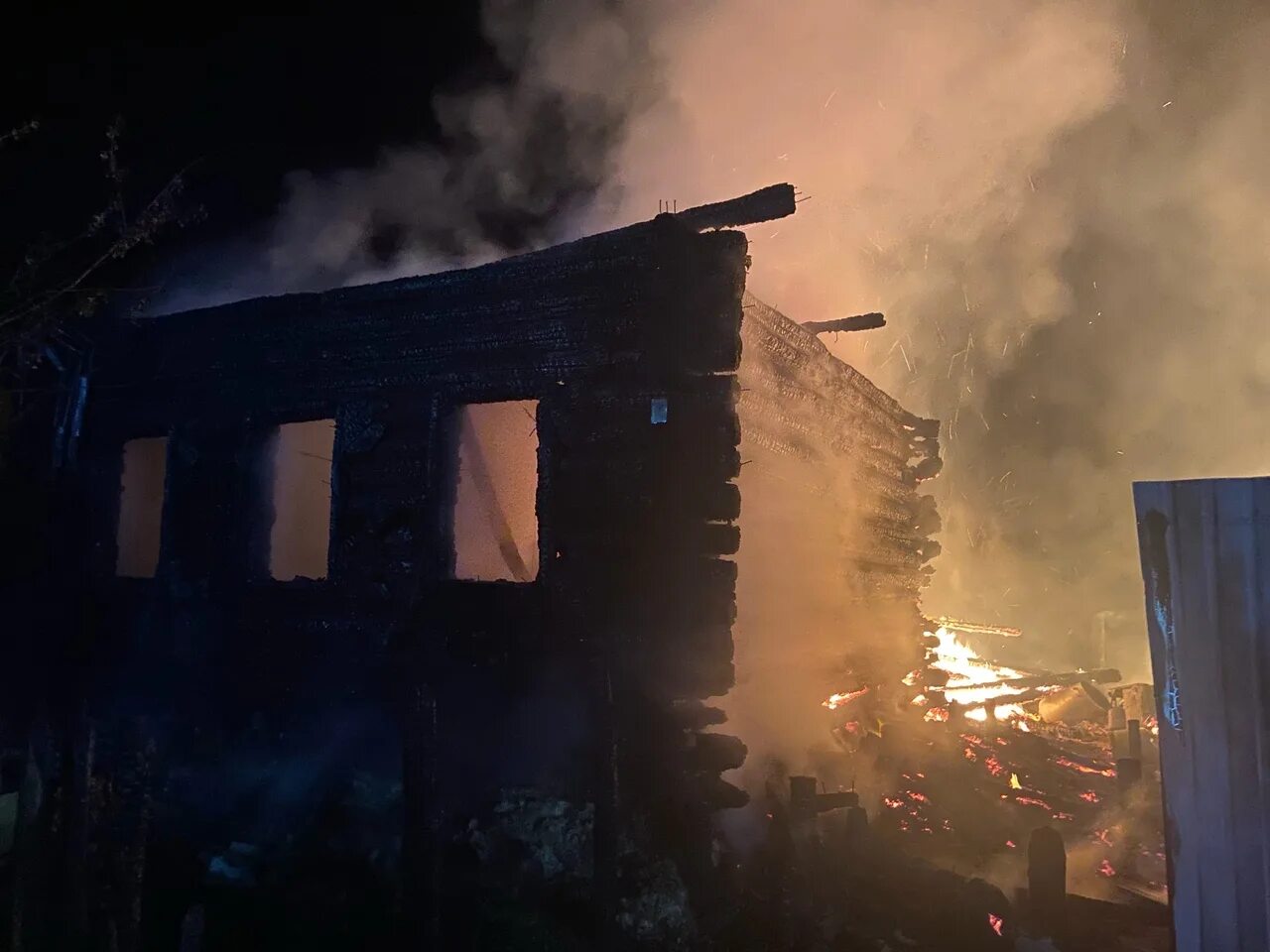 Горят два дома. Пожар в Пензенской области в селе. Дом горит. Сгоревший дом. Пожар фото.