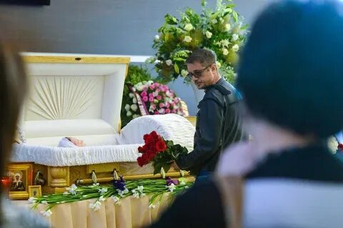 Фриске в гробу