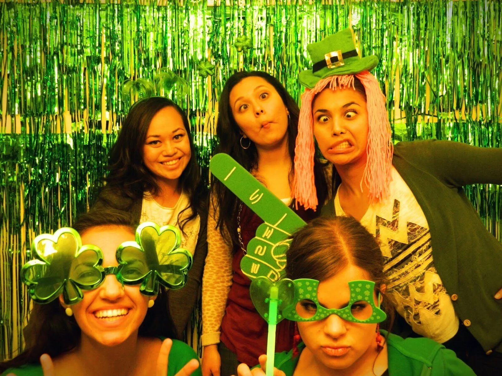 Вечеринки автор. Грин Патти. Грин пати вечеринка. Вечеринка в зеленом стиле. Цветная вечеринка зеленый цвет.