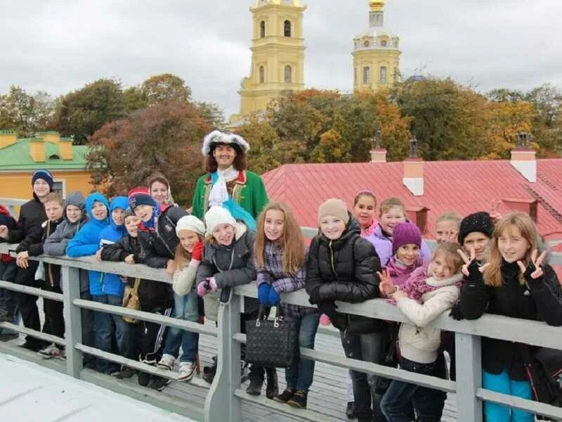 Школьные каникулы в петербурге. Экскурсии для школьников. Дети на экскурсии. Школьники на экскурсии. Экскурсии для старшеклассников СПБ.