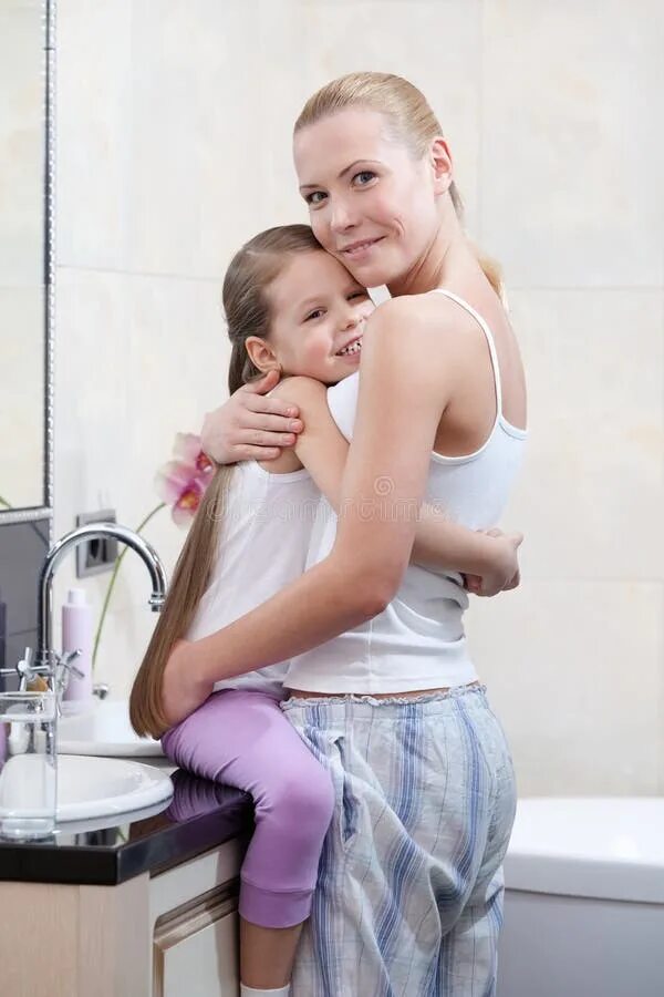Дочь в ванной. Фотосессия в ванне мама и дочка. Дочка в ванной. Мама в ванной комнате. Зашел к маме в ванную
