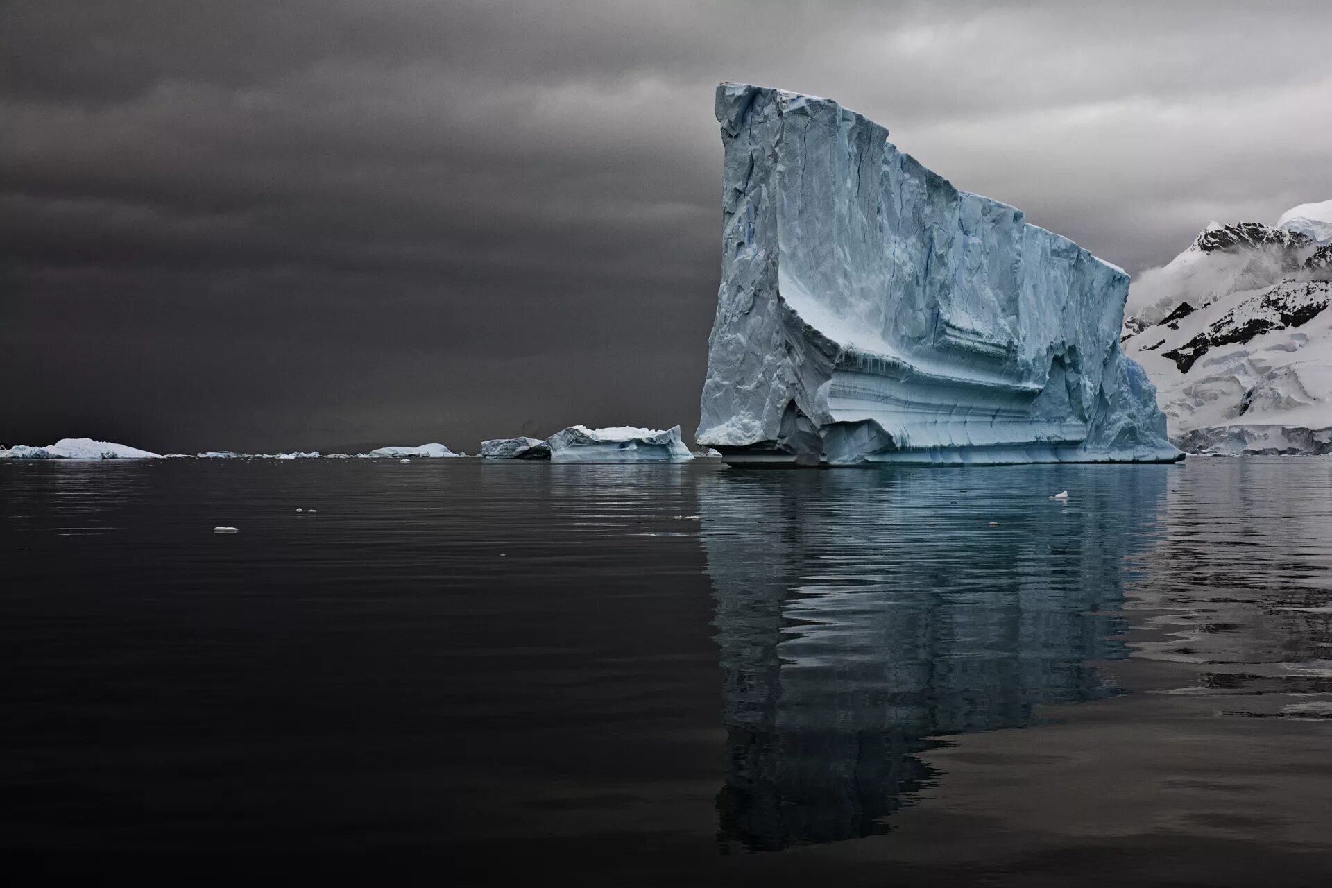 Замершее салсотто. Дрейф айсбергов. Айсберги в Атлантическом океане. Причудливые айсберги. Голубой Айсберг.