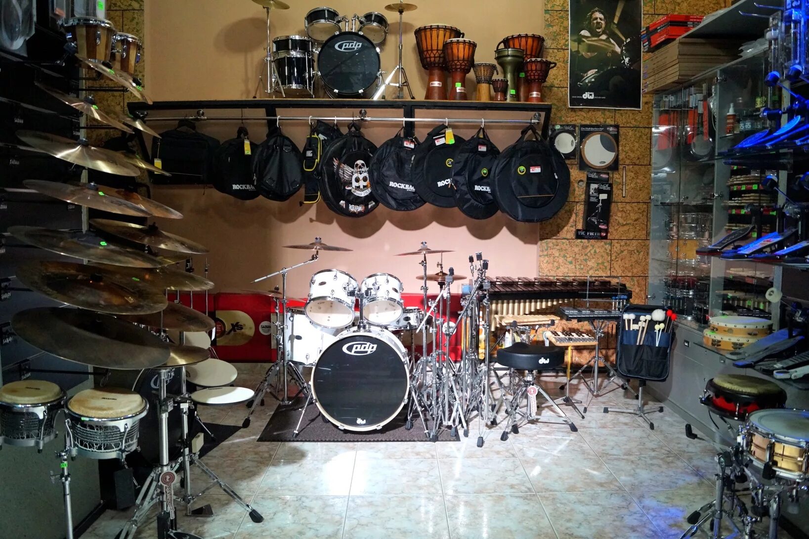 Магазин ударных инструментов. Перкуссия lp. Mapex drums. Комплект барабанной установки. Percutia.