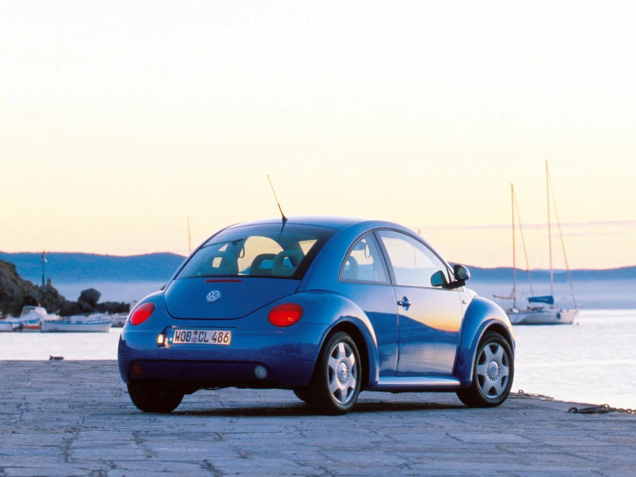 Volkswagen описание. Volkswagen Жук New Beetle 1998. Фольксваген Битл 1998. Фольксваген Нью Битл 1998. Volkswagen New Beetle 1 поколение.