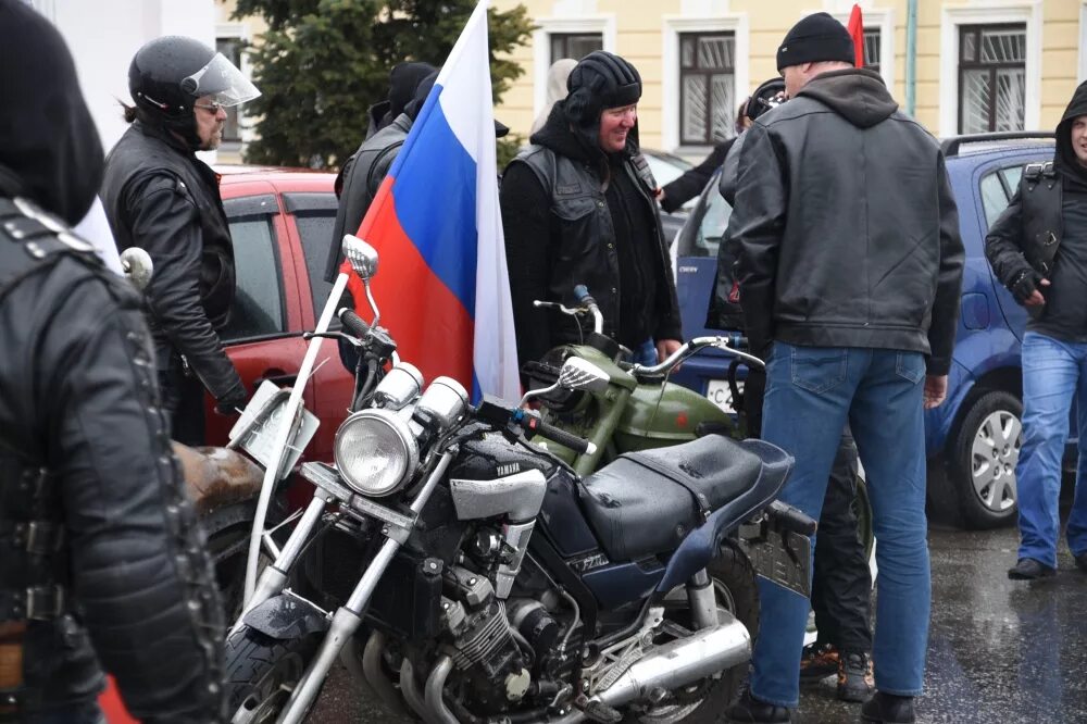 Что произошло в елабуге и нижнекамске. Ночные волки байкеры Набережные Челны. Ночные волки Набережные Челны мотоклуб. Ночные волки Елабуга. Украшения базы мотоклуба "ночные волки" в Крыму.