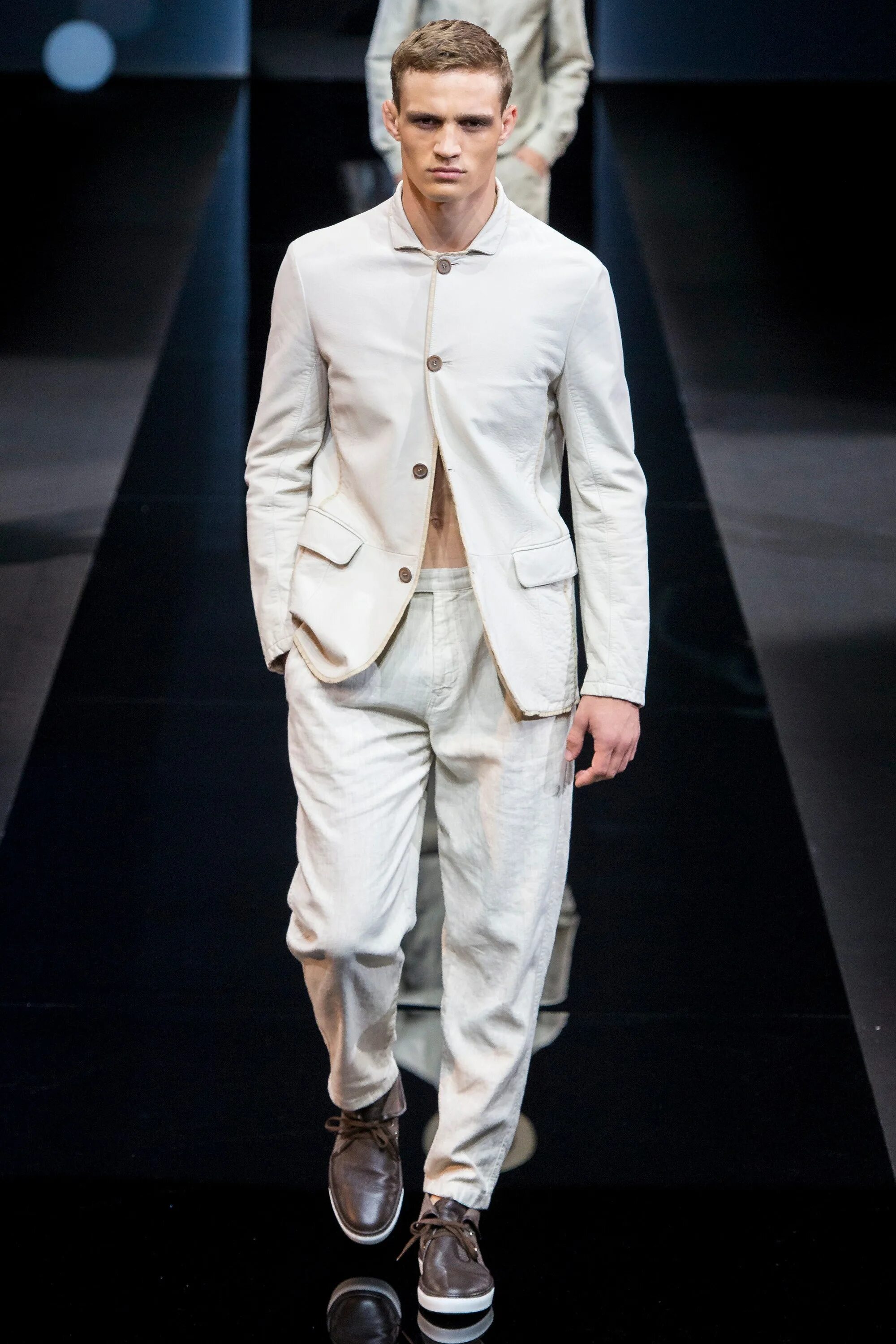 Мужской костюм тренд. Джорджио Армани мужская мода стиль. Стиль Джорджио Армани в одежде мужчин. Армани мужская мода лето. Фэшн показ мод мужчины Джорджио Армани.