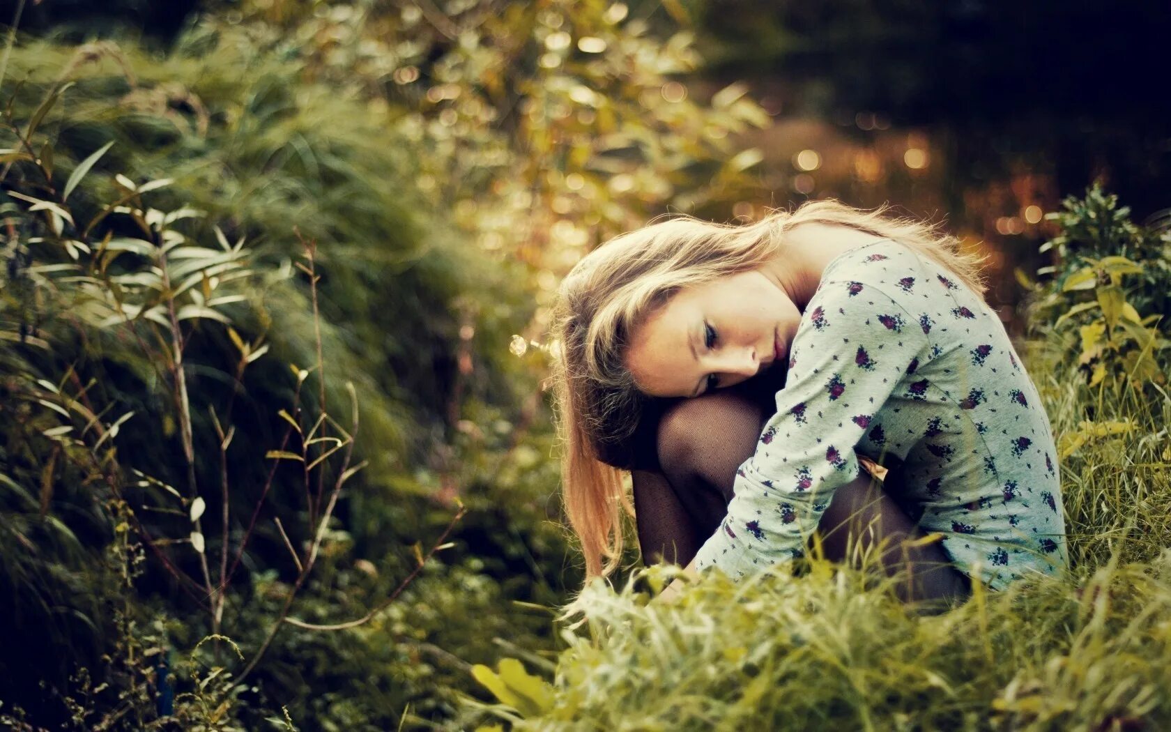 Песни не грусти девчонка. Печальная девушка. Грустная девушка на природе. Одинокая девушка в лесу. Грустная девушка в лесу.