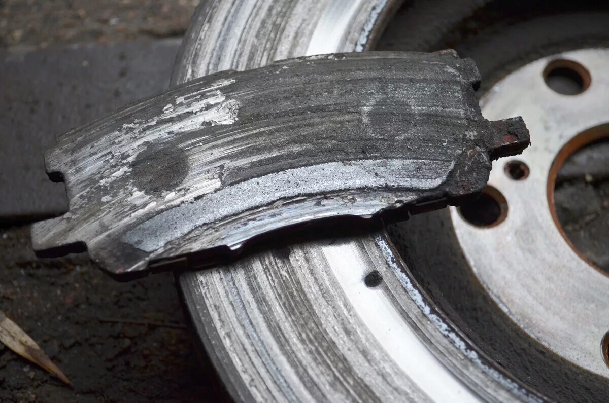 Неравномерный износ тормозных колодок. Колодки тормозные дисковые передн. Колодка тормозная транзит 2014 изношенная. Неравномерный износ колодок. Неравномерный износ колодок 2141.