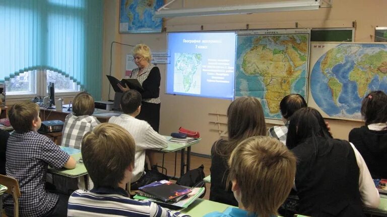 Урок географии в школе. Учитель географии на уроке. Урок географии 5 класс. География в школе. Педагог и дети.