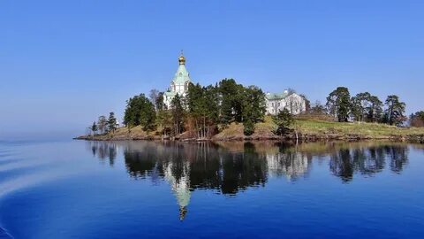 Озере находится валаамский монастырь