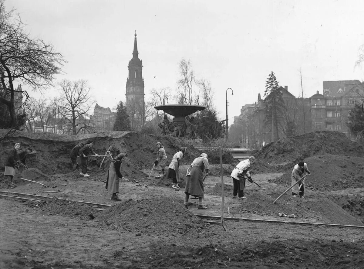 Дрезден бомбардировка 1945. Дрезден после бомбардировки 1945. Дрезден до бомбардировки 1945. Восстановление Дрездена 1945.