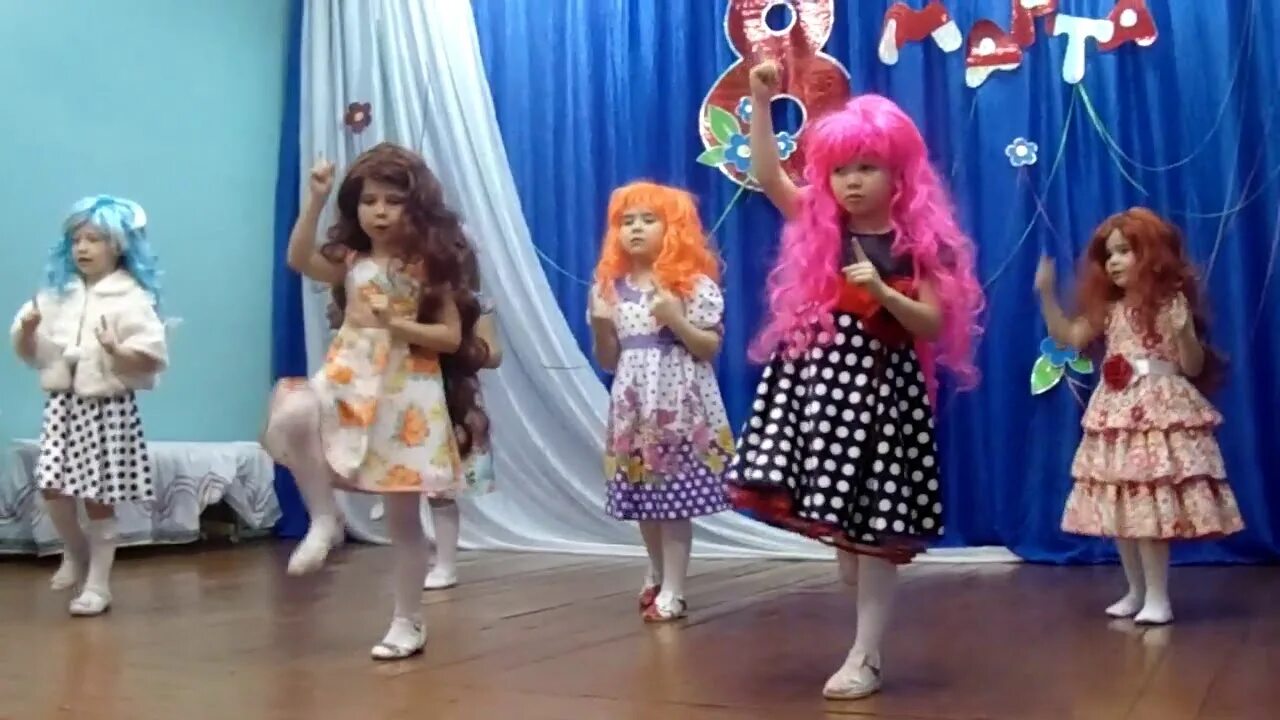 Танец с куклами младшая группа. Танец кукол в детском саду. Танец куколок в детском саду младшая группа. Танец с куклами в детском саду младшая. В танце «куклы и солдатики».