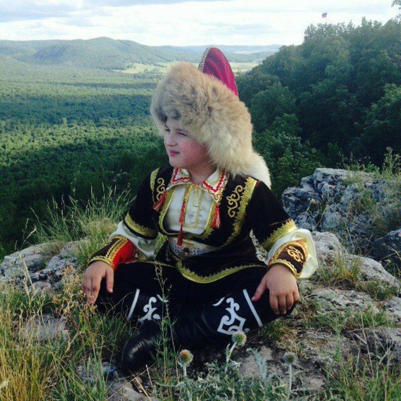 Башкир башкирский. Башкир нац одежда башкиров. айлинские башкиры. башкиры внешность башкирии. башкиры костюм.