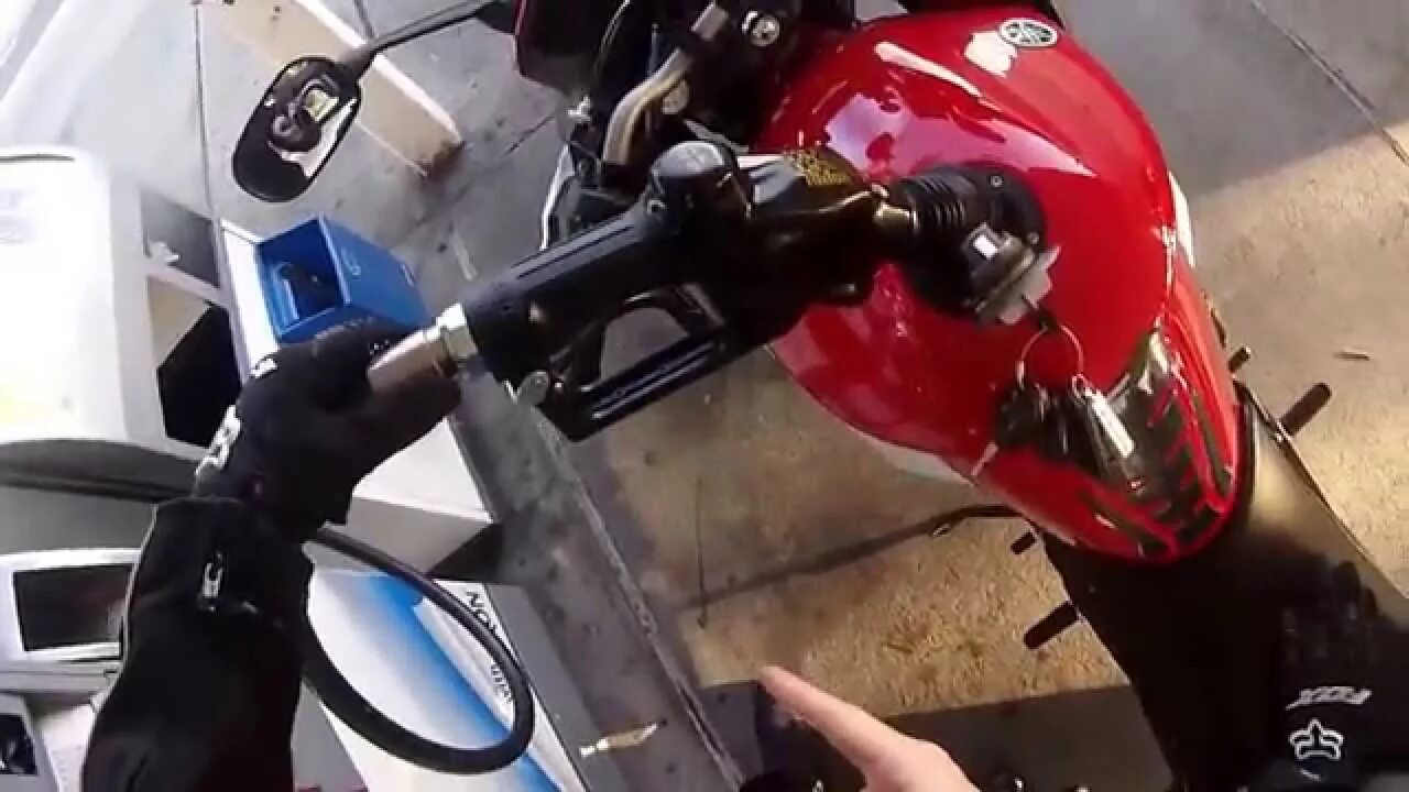 Заправка мотоцикла. Заливают бензин в мотик. Как заправлять мотоцикл. Как заправлять мотоцикл. Заправка питбайка.