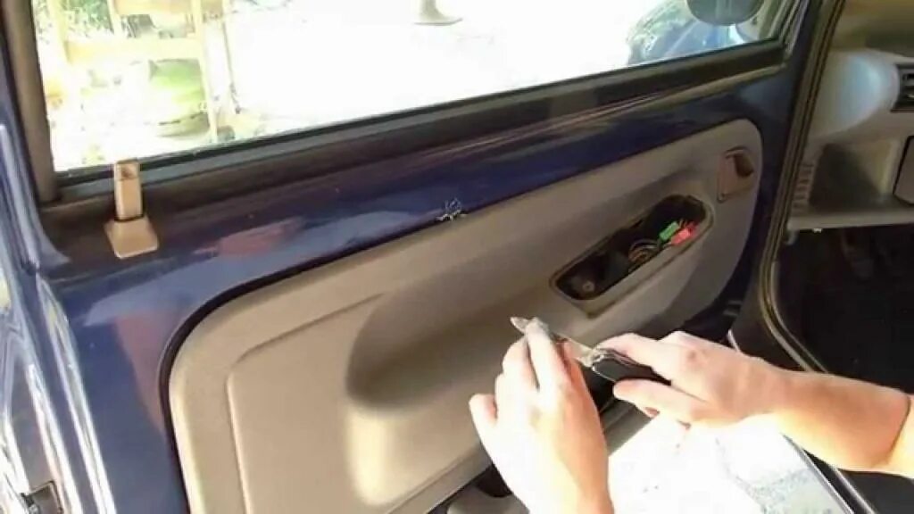 Как снять дверь daewoo. Не открывается дверь в машине изнутри и снаружи. как открыть дверь на приоре линейкой. не открывается задняя дверь гранта снаружи. не открывается водительская дверь гранта снаружи.
