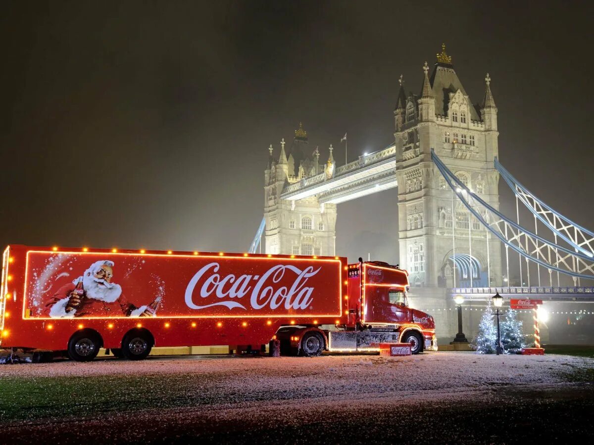 Freightliner грузовик Coca Cola. Рождественский грузовик Кока кола. Грузовик Кока кола новый год. Кока кола фура Covid 2021.