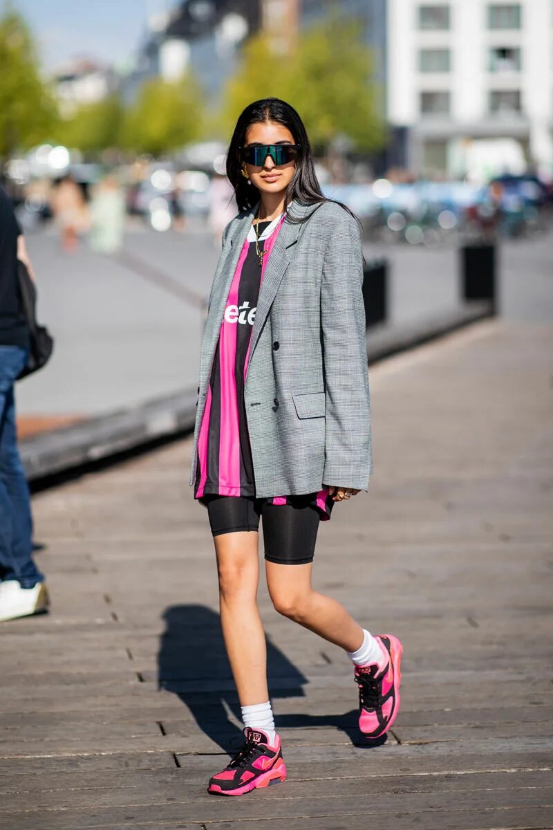 Уличный спортивный стиль. Рибок street style. Летние спортивные образы для девушек. Кроссовки для девушек. Велосипедки стрит стайл.