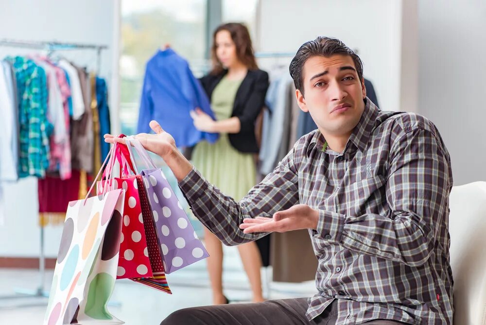 Барбара зелински шопоголик. Мужчина и женщина на шопинге. Шоппинг в удовольствие. Человек выбирает одежду. Мужской шоппинг.