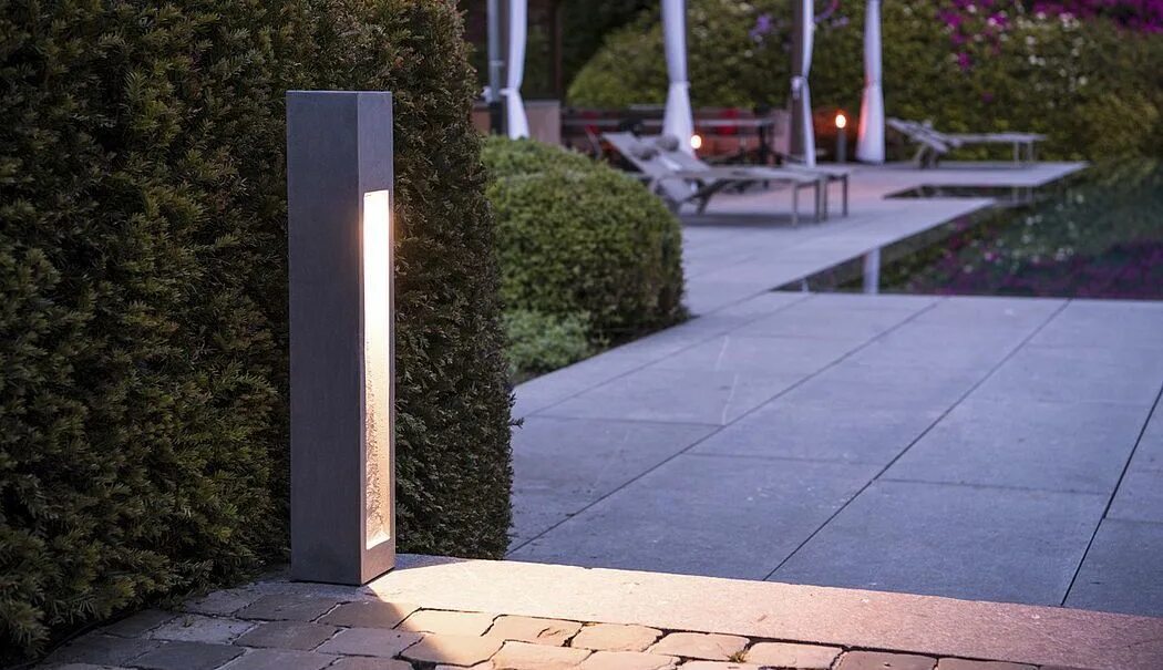 Ландшафтный светильник фото Kichler 15313TZG Tannery Bronze / Gold Accents Lafayette 27" Xenon Path Lantern