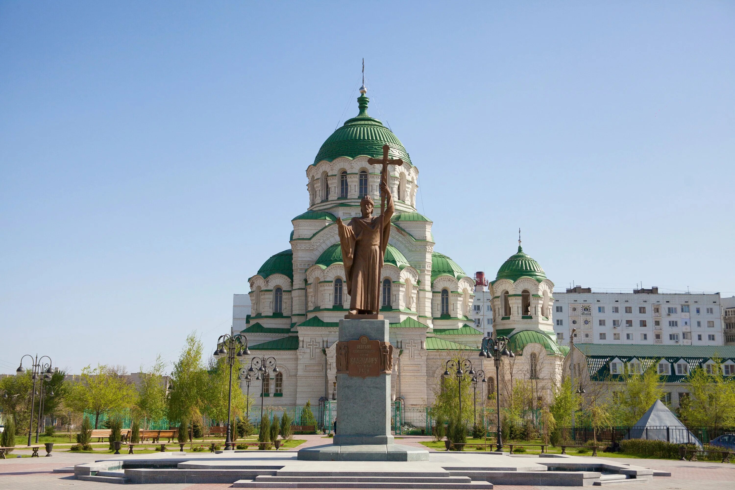 Какие в астрахани места. Памятник Святого Владимира Астрахань. Храм Святого Владимира Астрахань сверху. Памятник князю Владимиру в Астрахани.