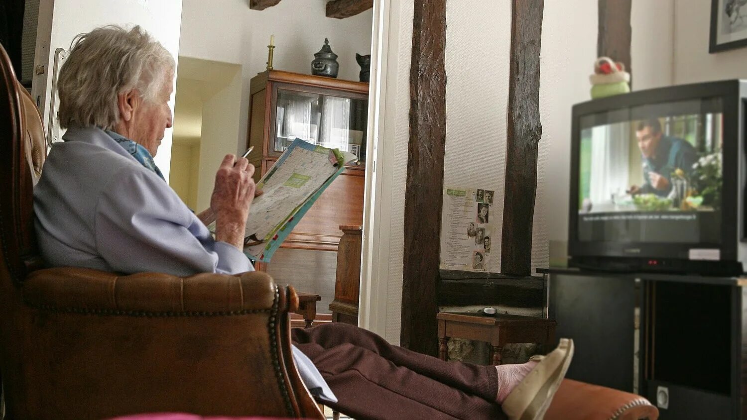 Бабушка у телевизора. Старики у телевизора. Пенсионеры перед телевизором. Бабушка перед телевизором.
