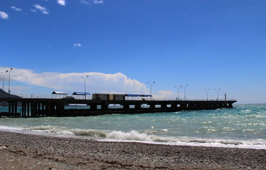 Причал абхазии. Абхазия гагры пирс. гагра причал. морской пирс гагра. гагра абхазия морской вокзал.