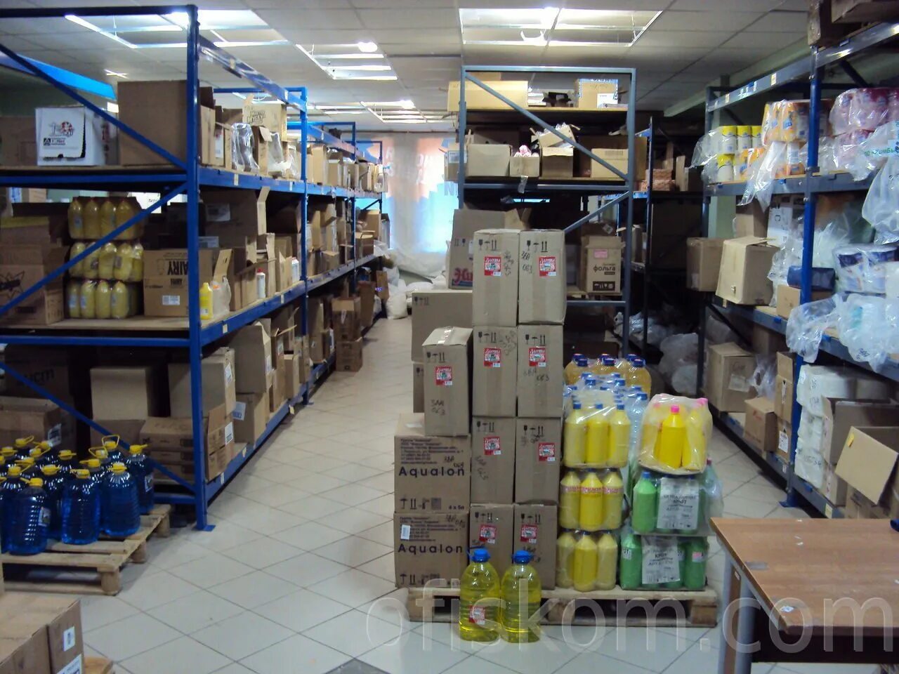 стеллажи для хозтоваров. магазин хозяйственных товаров. магазин для сада. магазин хозтоваров. хоз магазин.